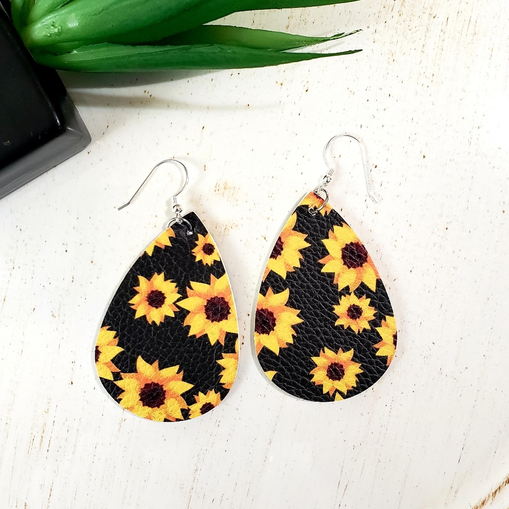 🌻 Sunflower faux leather earrings!